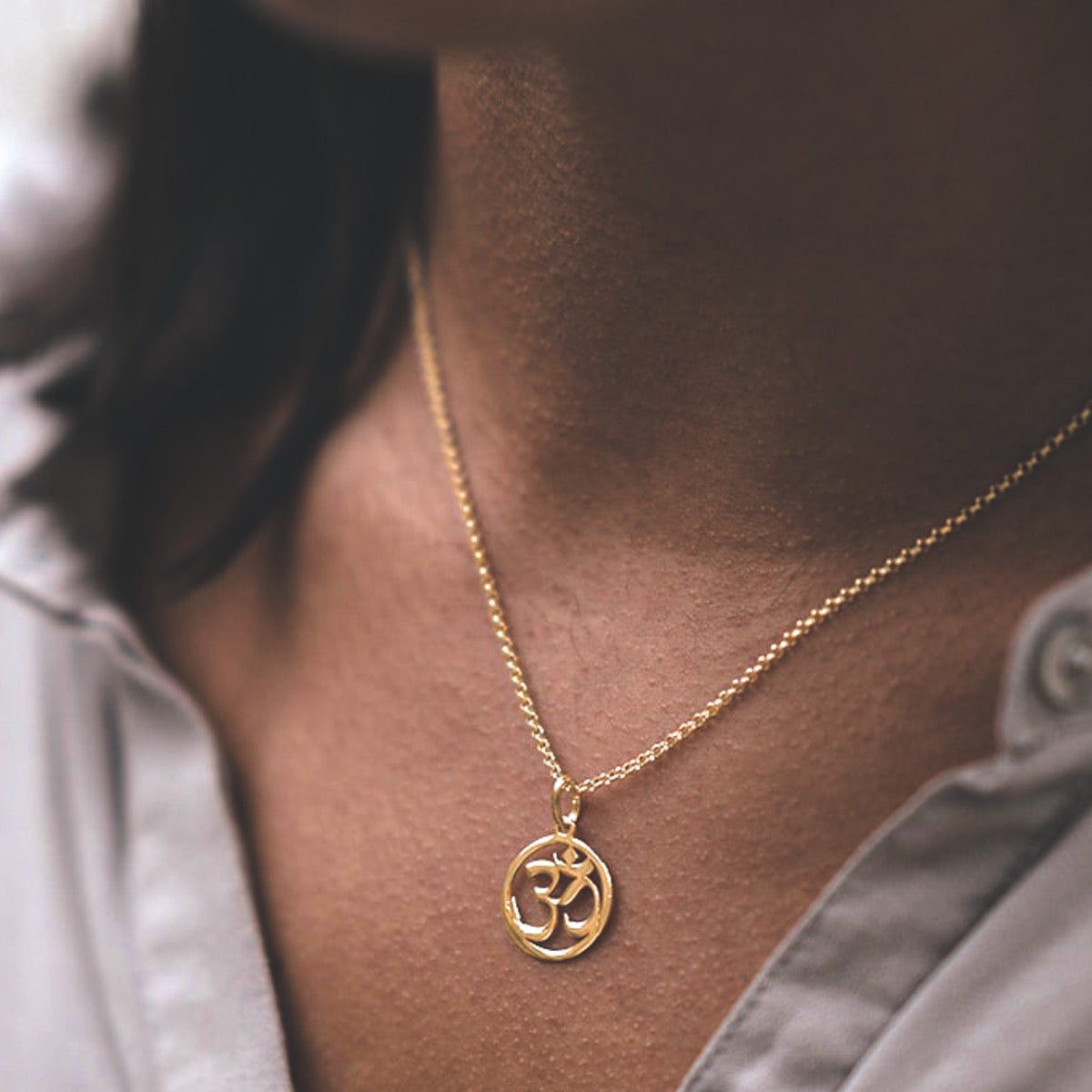 Om pendant store gold